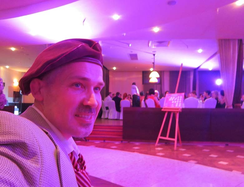 шаржист в пиджаке розовый тон свадьба Новый год корпоратив